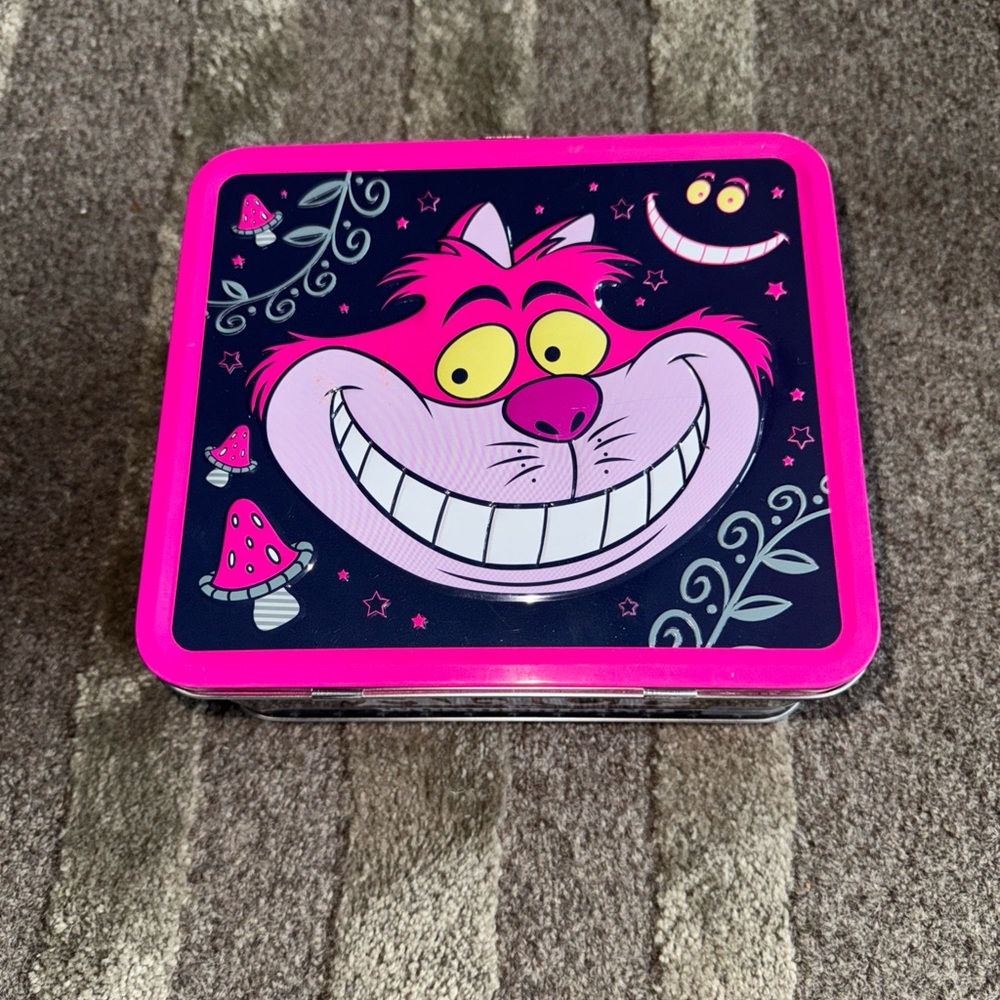New  Alice in Wonderland Cheshire Cat Metal Lunch Box Loungefly Disney 3d Style